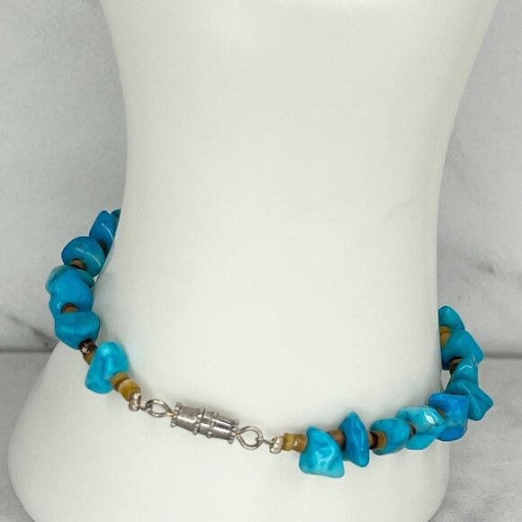 Silver Tone Faux Turquoise Chip Beaded Screw Clasp Bracelet - Picture 4 of 6